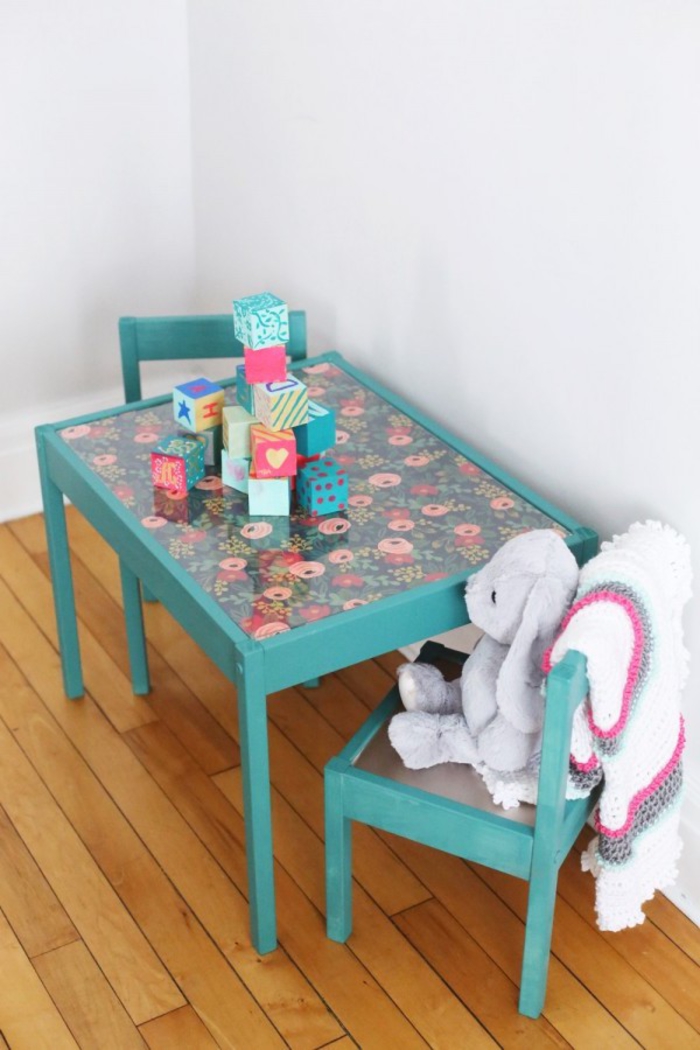 comment relooker un meuble avec de la peinture et de papier adhésif, une table d'enfant repeinte en vert et personnalisée avec du papier peint motif floral