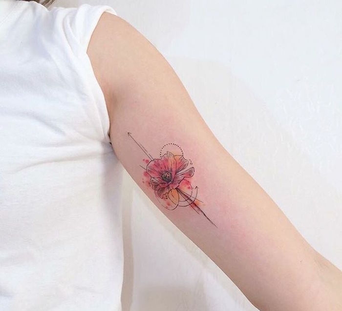 tatouage fleur coquelicot geometrique en couleurs sur bras 