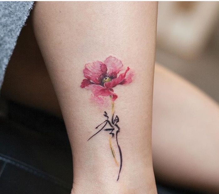 tatoo coquelicot tatouage rose aquarelle style fleur japonaise symbole sur la cheville