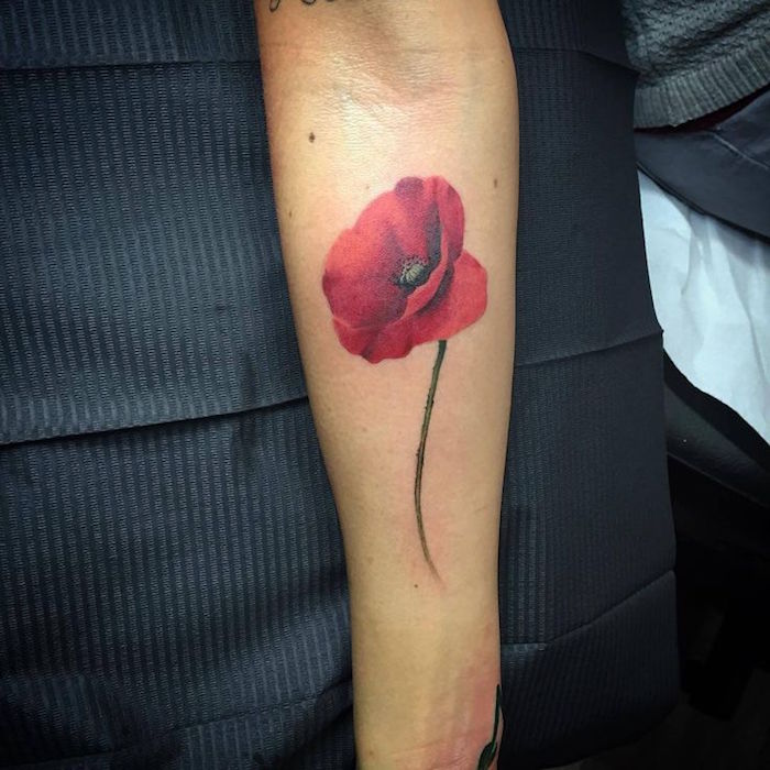 tattoo fleur de cerisier fleurs tatouage rouge coquelicot sur le bras