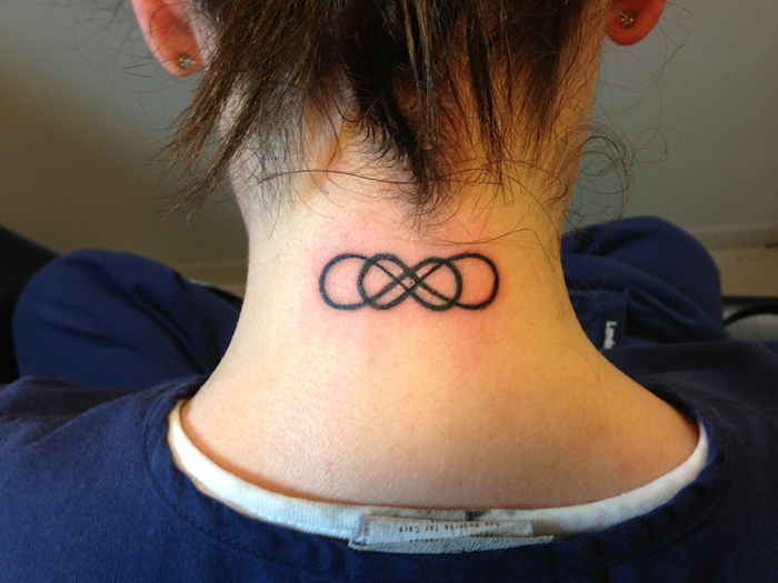 tatouage double infini dans la nuque femme modele tattoo cou
