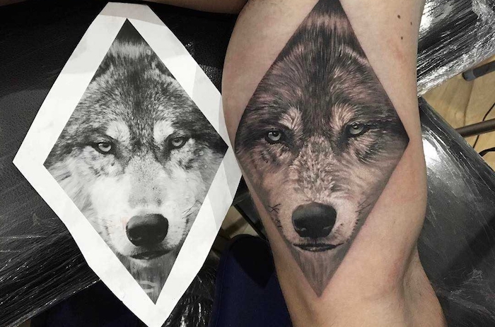 homme tatoué, photo blanc et noir visage loup, dessin sur la peau à design animal