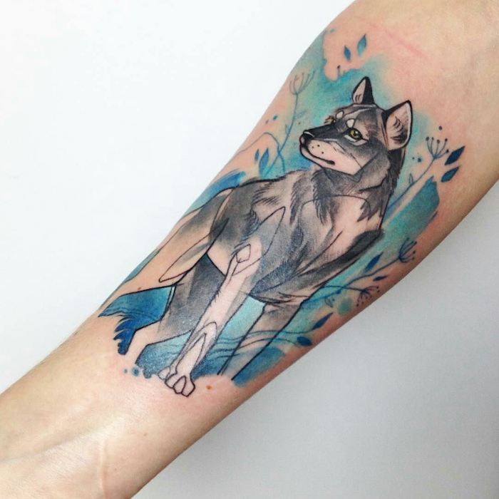 tatouage femme, dessin en couleurs sur la peau, tattoo à motif corps de loup et paysage naturel