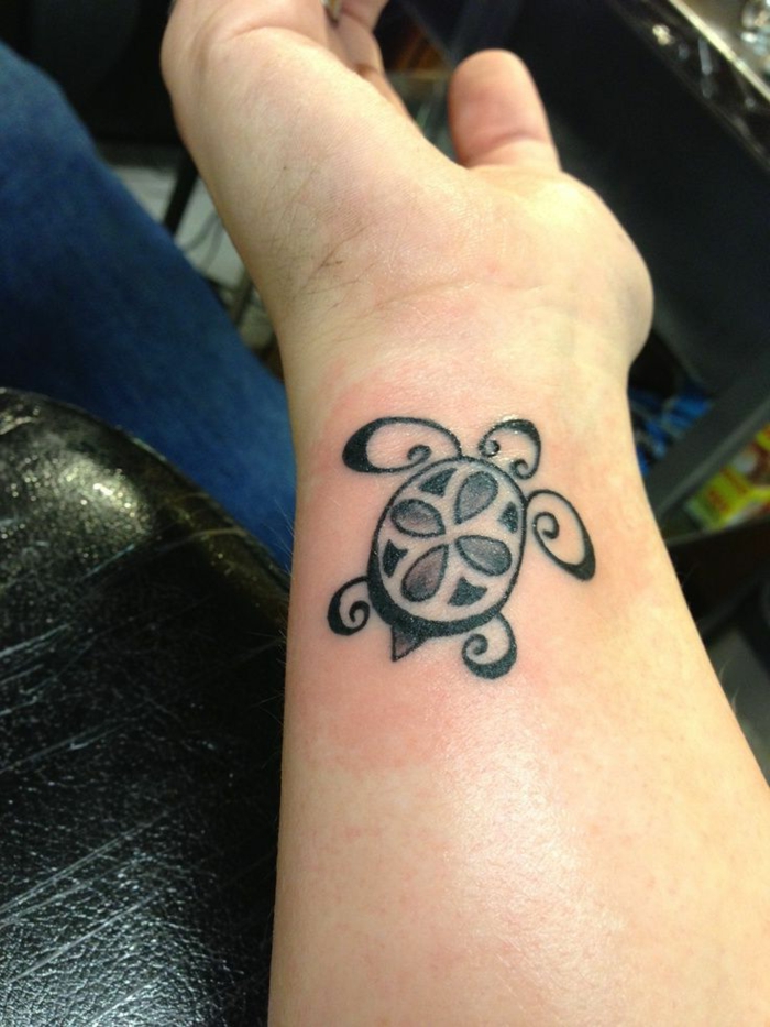 tatouage avant bras homme, petit tatouage tortue noire, tatouage symbolique