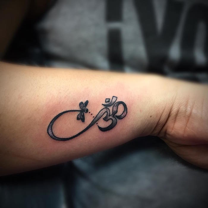 tattoo éternité signe de l infini tatouage sur l'avant bras