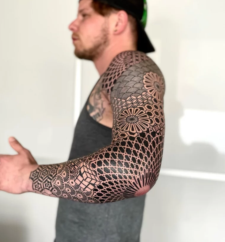 tatouage bras entier motifs geometriques illusions optiques details