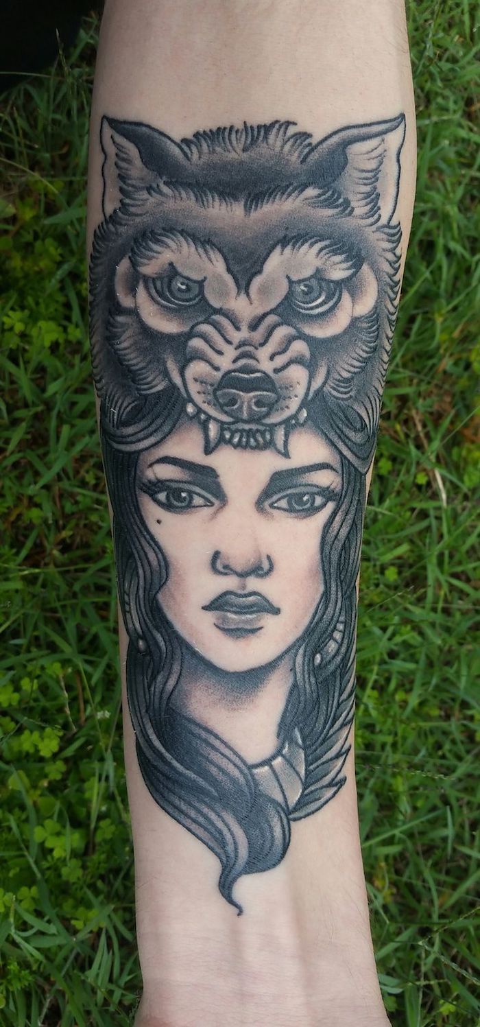dessin tatouage, art corporel en encre avec visage féminin et tête de loup sur le bras