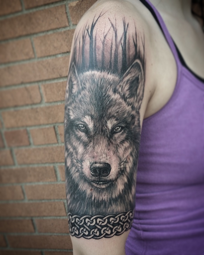 signification tatouage, art corporel en encre pour femme, tattoo à design loup sur le bras