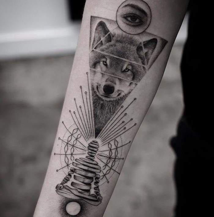 signification tatouage, dessin sur le bras à motifs zen, tatouage tête de loup dans un triangle