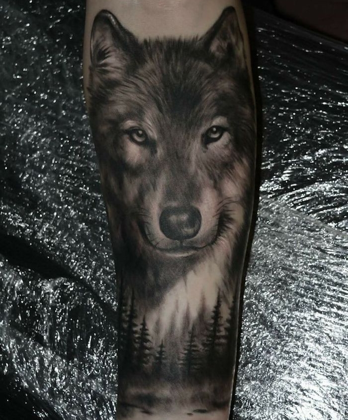 idée tatouage, art corporel à design loup, tatouage tête de loup et forêt pour homme