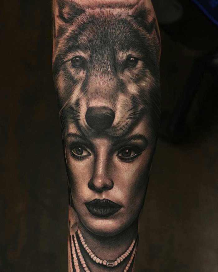 symbole tatouage, dessin en encre sur la jambe au visage féminin et tête de lion