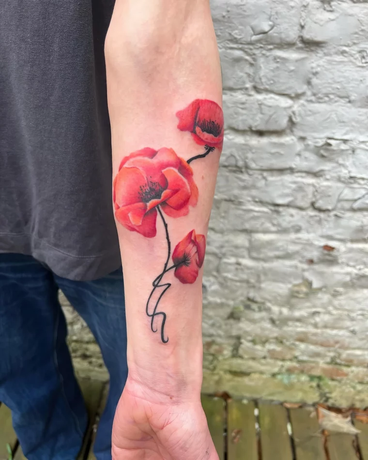 tatouage bras homme en couleurs bouquet fleurs pavot rouge