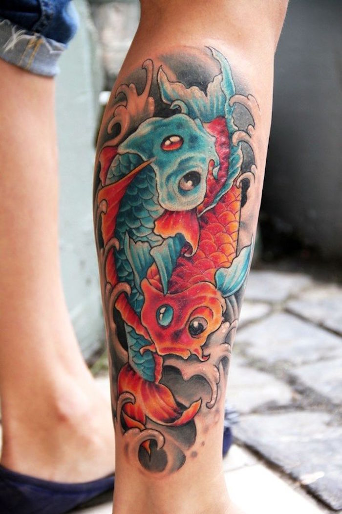 tatouage mollet femme poissons orange bleu carpe koi