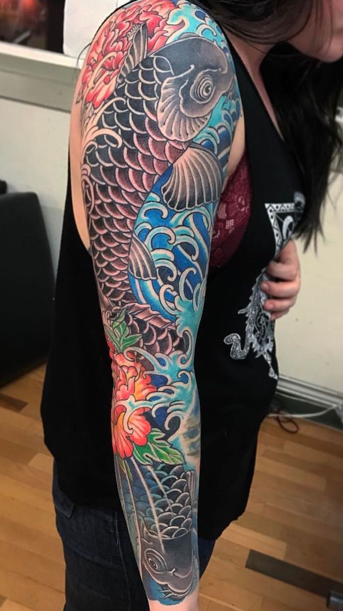 tattoo femme bras entier symboles japonais carpe koi poissons