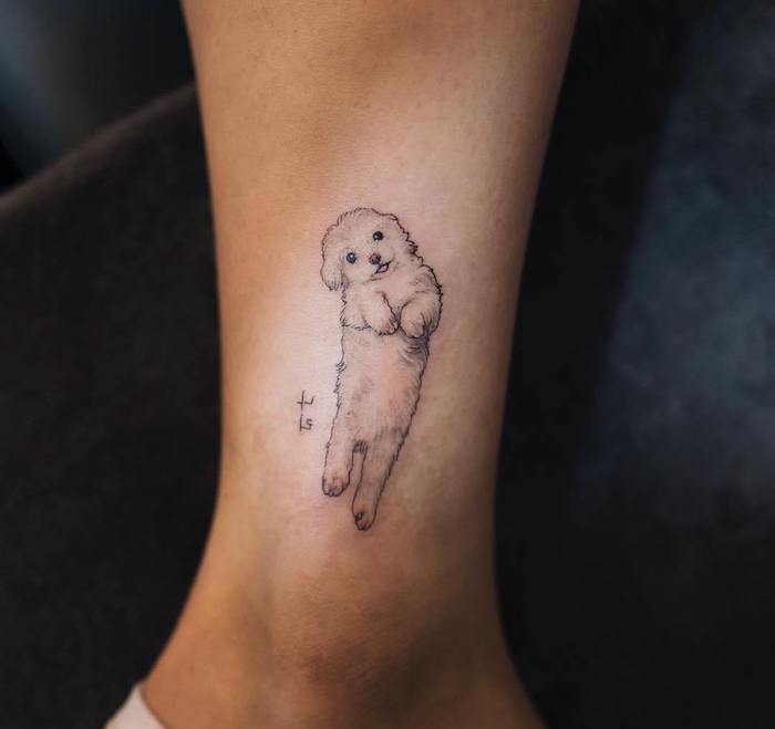 art corporel pour femme, amour pour les animaux, dessin en encre chien mignon, tatouage adorable sur la cheville