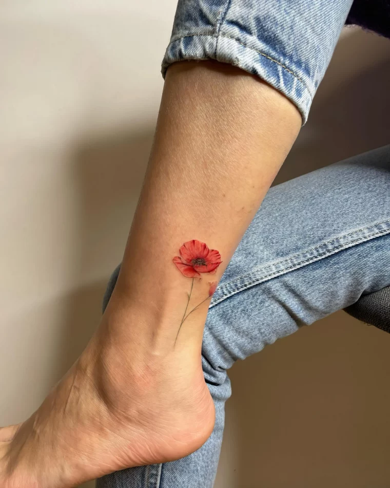 tatouage cheville motif fleur pavot rouge jeans femme art corporel