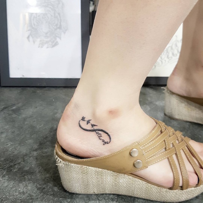 tattoo infini cheville ou tatouage de pied eternité oiseaux