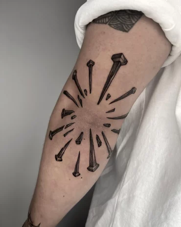 tatouage clous homme dessin symbolisme bras encre peau