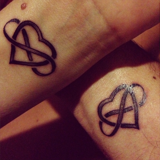 tatouage infinity coeur tatouages poignets en commun couple amour