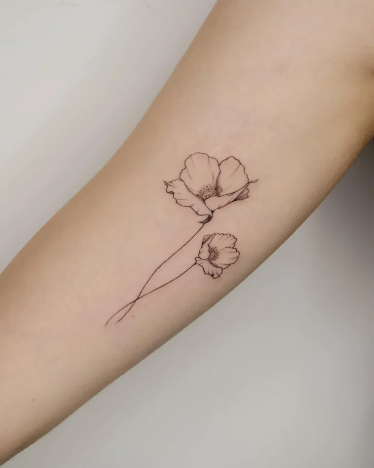 tatouage coquelicot minimaliste tige fleur delicates petales