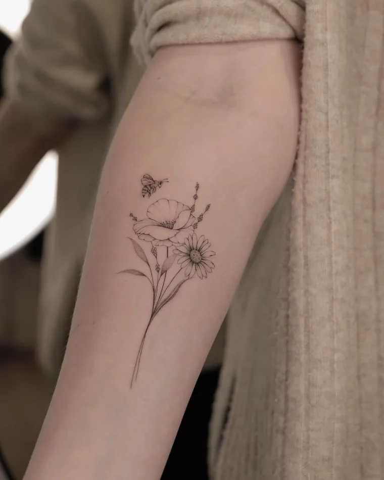 tatouage coquelicot noir discret sur bras bouquets fleurs sauvages