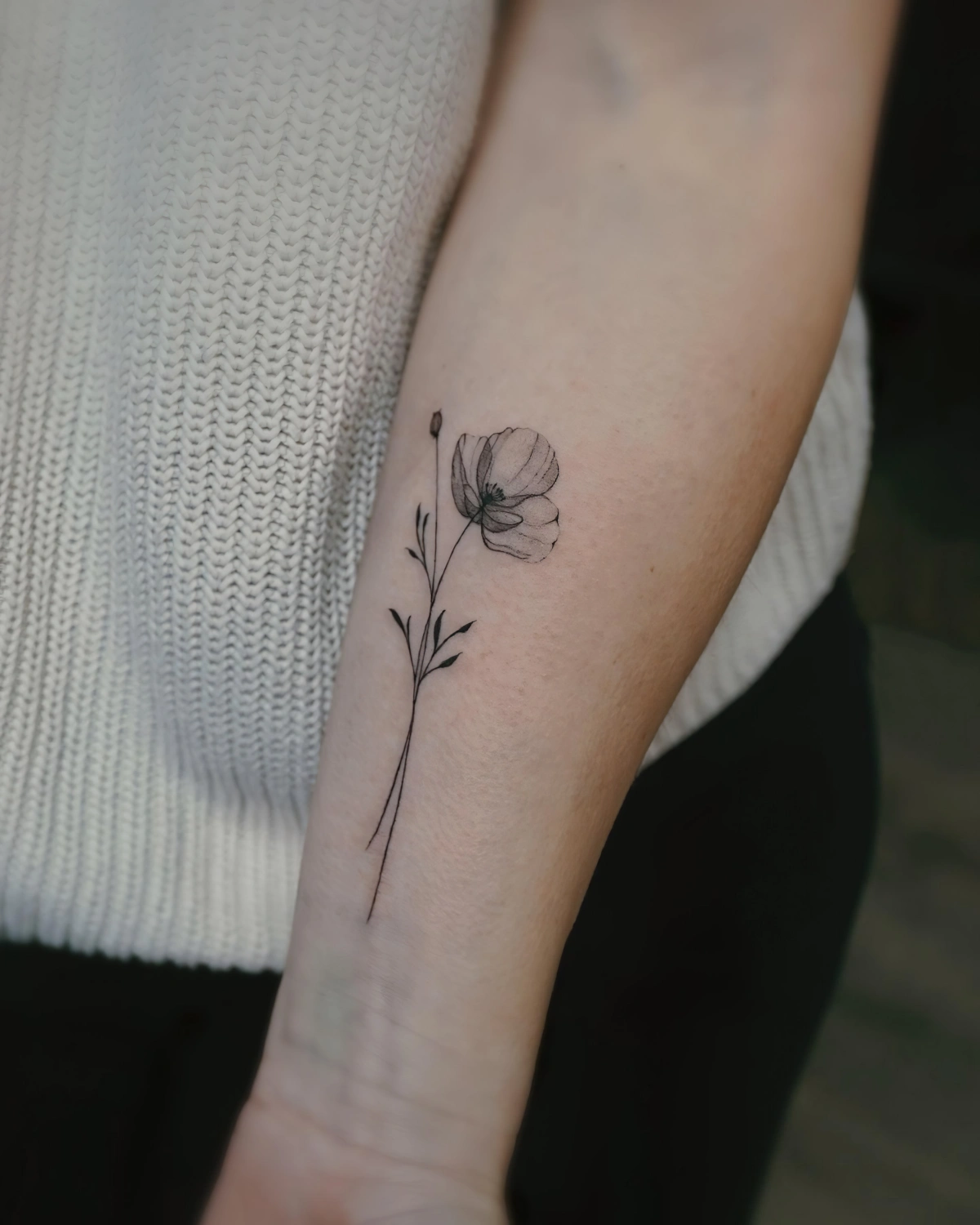 tatouage coquelicot noir et blanc dessin delicat peau femme