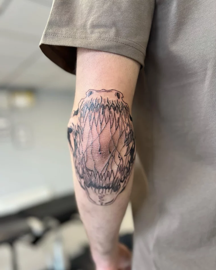 tatouage coude homme motif machoire dents realiste animal
