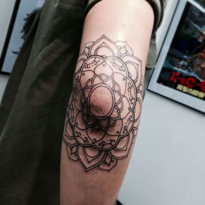tattoo bras femme coude mandala noir et blanc fin