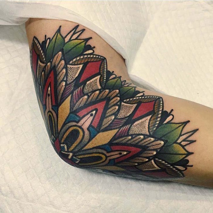 tatouage toile d araignée signification fleurs couleurs au coude