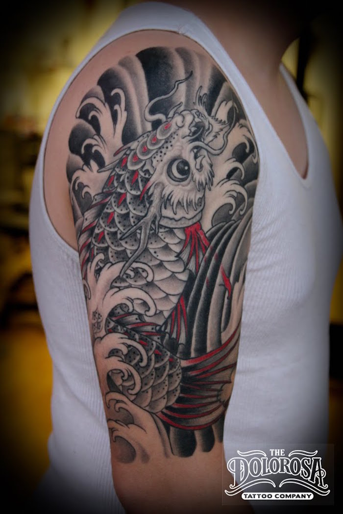 tatouage de carpe noir blanc rouge épaule homme manche yakuza