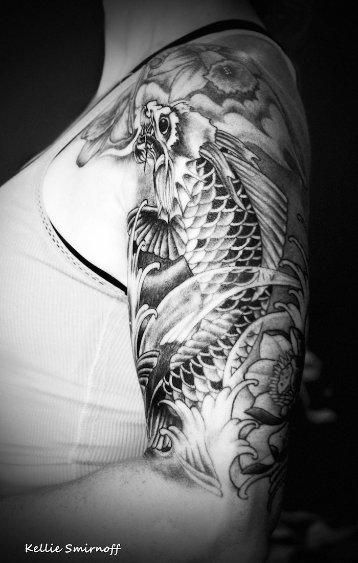 carpe koi tattoo femme epaule noir et blanc