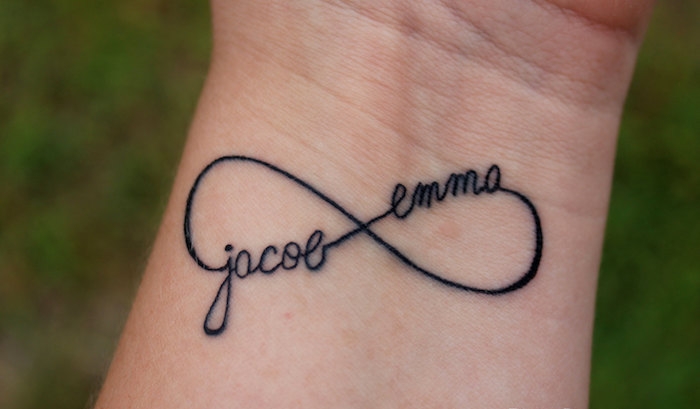 tatouage prénom poignet avec symbole infini