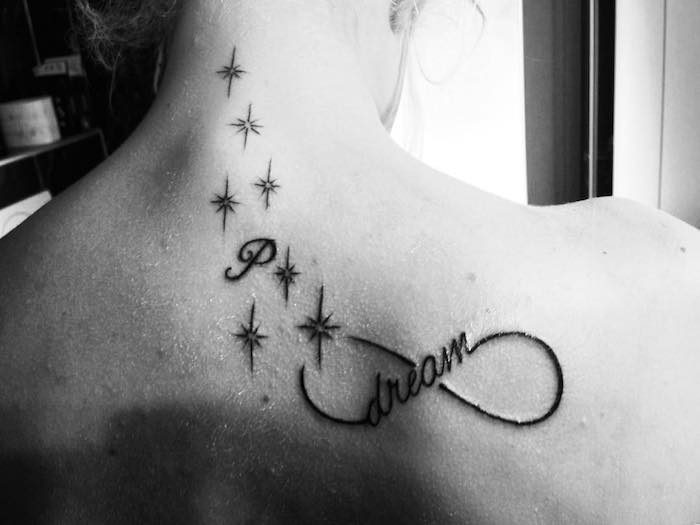 tatouage infini dan le dos et tattoo étoiles dans la nuque femme