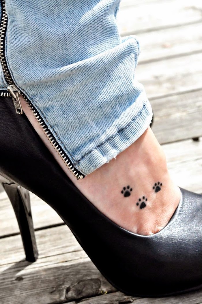 idée tatouage sexy pour femme, petits pas d'animaux sur le pied, chaussures noires à talons hauts