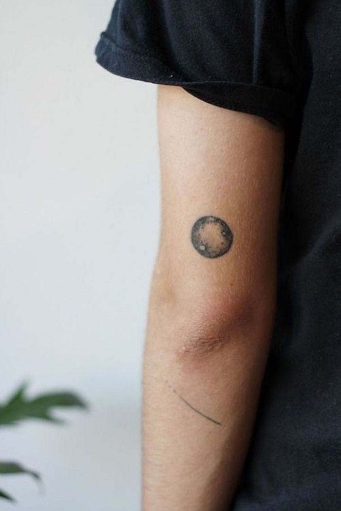 tatouage bras femme discret tattoo lune noir blanc petit