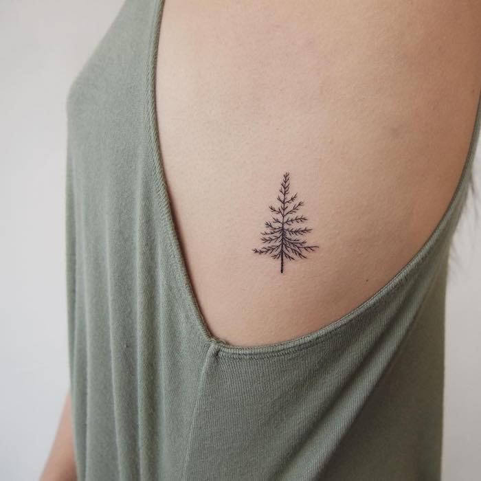 petit tatouage femme, amour pour la nature, art corporel à motifs sapin, débardeur vert femme