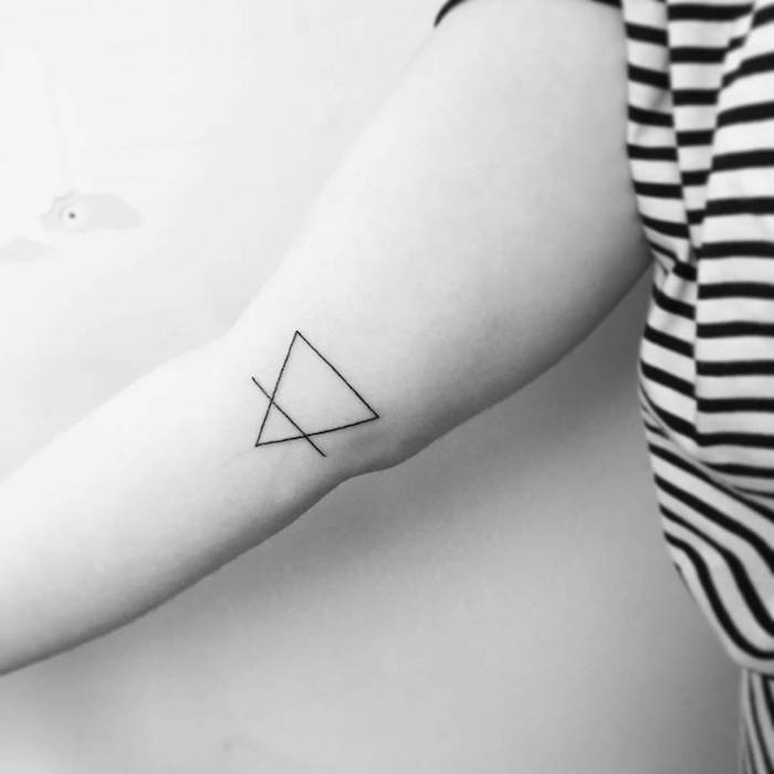 tattoo coude minimaliste geometrique triangle bras femme