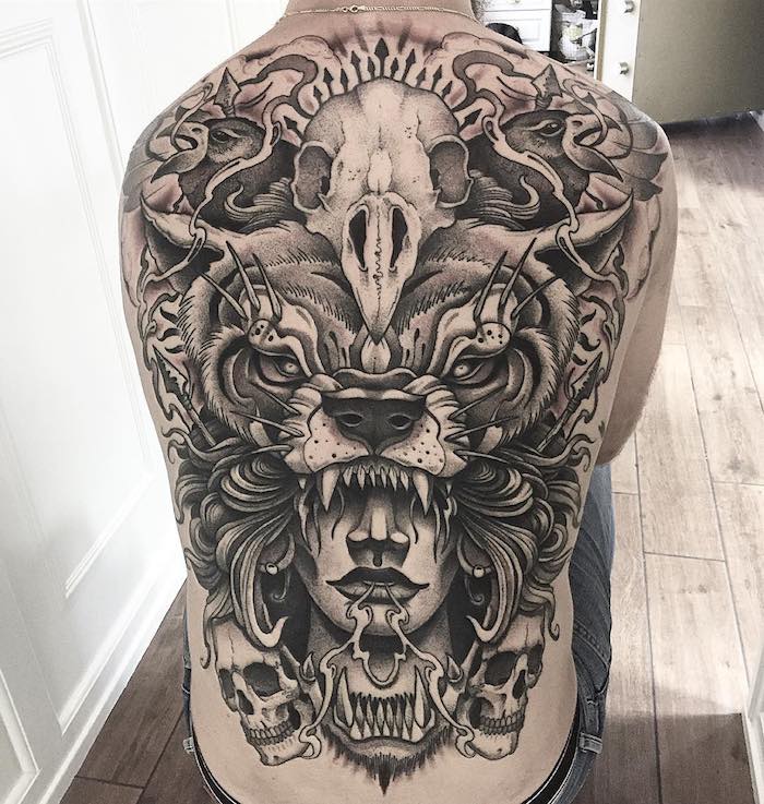 homme tatoué, art corporel en encre symbolique pour homme, tatouage sur le dos entier à design femme loup