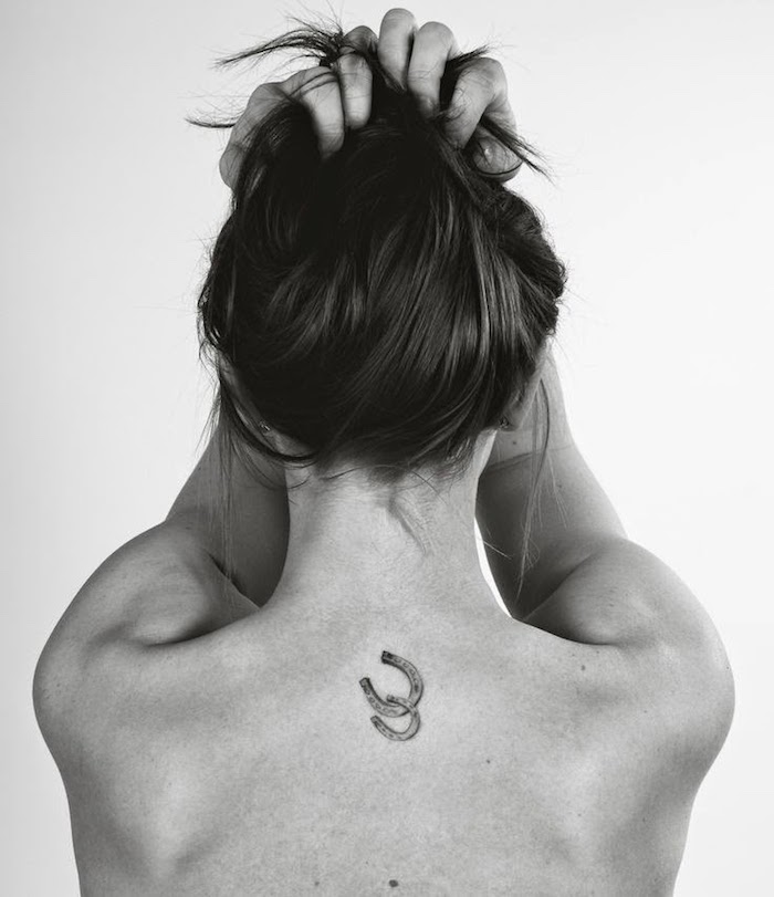 tatouage discret, cheveux longs femme, dessin en encre sur le dos, tatouage symbolique pour femme
