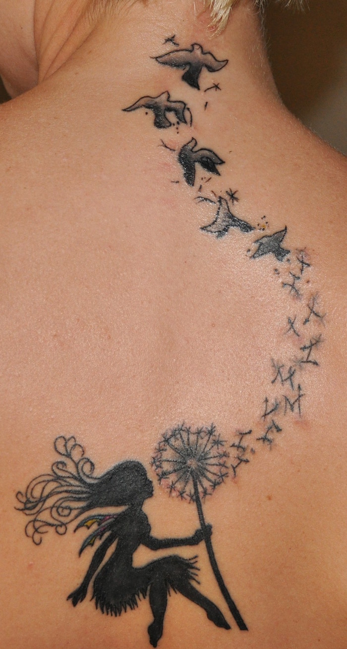 tatouage dans le dos de fleur et fée et hirondelles dans la nuque