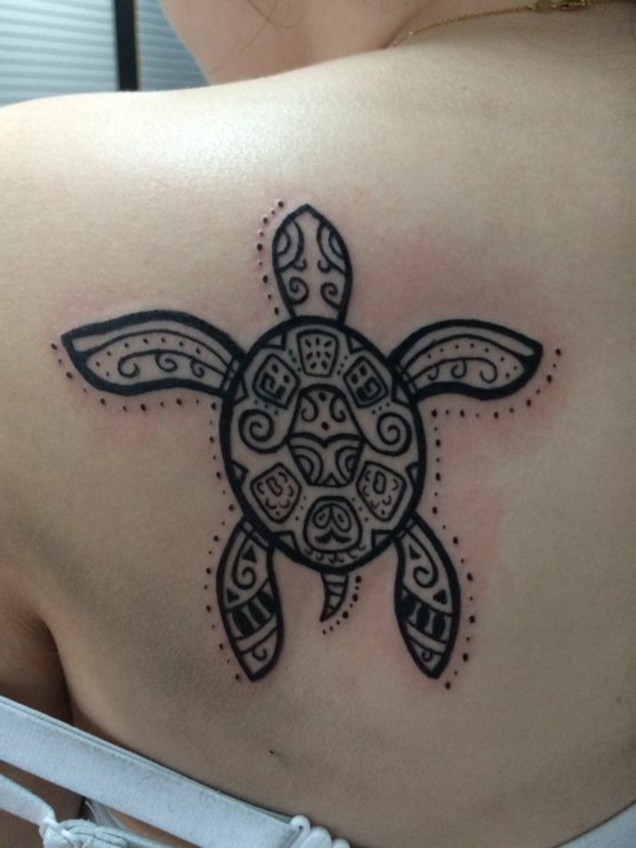 tatouage dos femme, tortue placée sous l'épaule d'une femme, symboles polynésiens