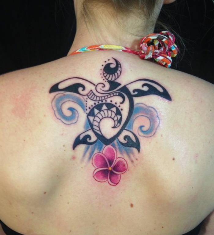 tatouage dos femme, design de tatouage au dos, une tortue polynesienne sous la nuque