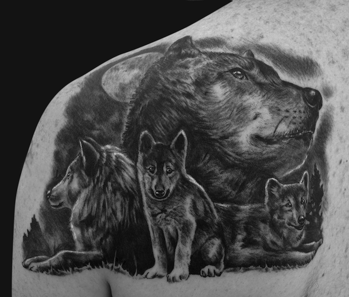 tatouage loup signification, dessin en encre symbolique avec famille de loups et pleine lune
