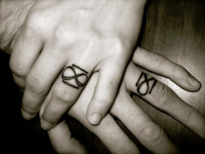 tatouage infini sur le doigt pour tattoo couple amour éternel en commun