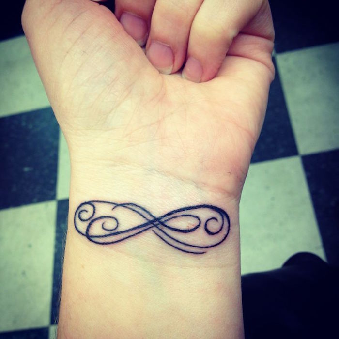 tatouage femme infini infinity tattoo poignet