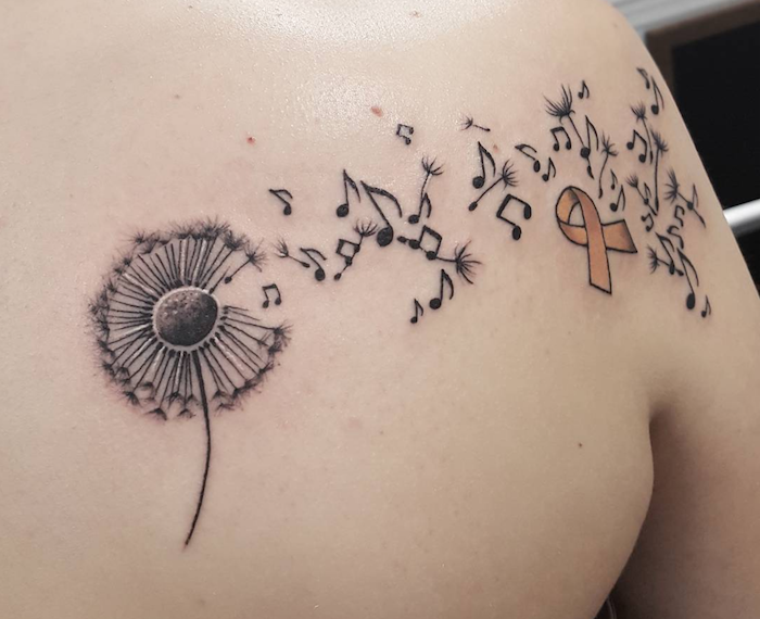 modele tatouage fleur pissenlit qui vole en notes de musique sur le dos et épaule