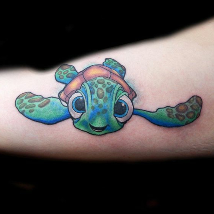 tatouage symbole famille, tatouage image de petite tortue bleue qui nage, design film animé