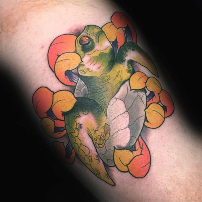 tatouage symbole famille, tortue colorée originale, tortue et fleur tatouée aur le bras