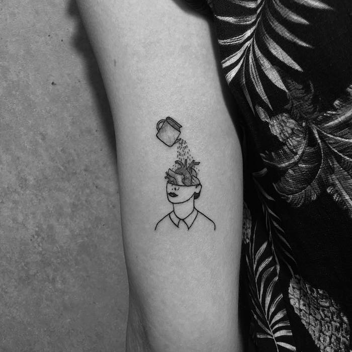 dessin en encre symbolique, tunique à design tropicale, tatouage sur le bras pour femme