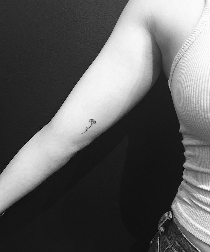 petit rose en miniature sur le bras, idée art corporel féminin, tatouage à design rose minimaliste